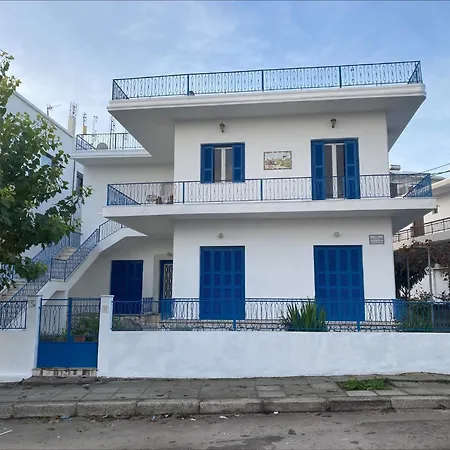 Rhodes Town Garden Apartment *